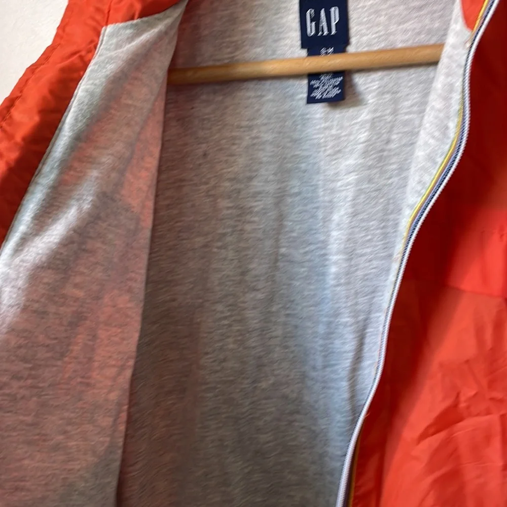Gap kids packable hooded windbreaker with jersey lining in size 6-8. Ex. Cond